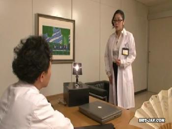 白衣からこぼれ落ちる巨乳女性医師・小向美奈子のスライム巨乳を強引に撫で回す