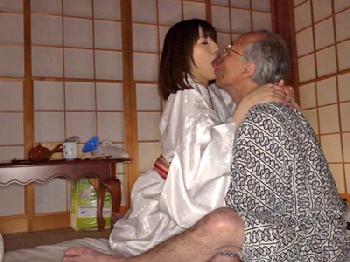 介護してくれる優しい息子の嫁におまんこ内射精する義父