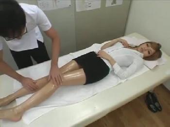 茶髪ギャルの女性会社員がマッサージ師に媚薬オイルで欲情させられペニス挿入される
