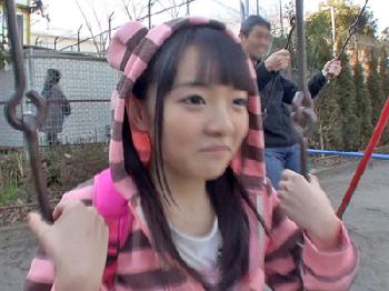 ママがいない間に義理の父親と近親関係になる幼い少女