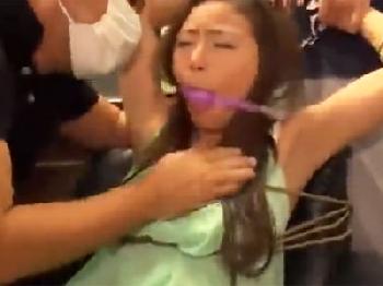 歩いていた美女を拉致してそのまま性的暴行→ためらいなく膣内発射