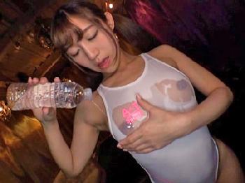 可愛い顔して淫猥な美少女がスクール水着着衣セクロス