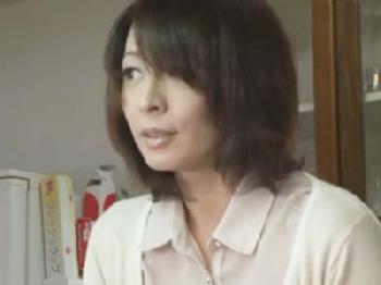 拘束された夫の目の前で友人に膣内射精で寝取られた巨乳人妻