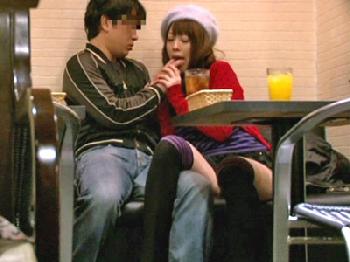 スリルがないと満足できず店内でハメだす男女