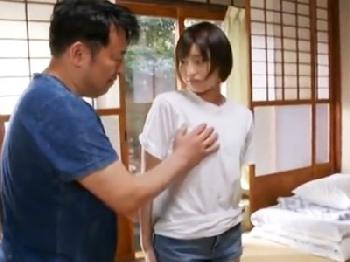 唇がエロティックなショートヘア美少女が帰省中に叔父さんの餌食に…