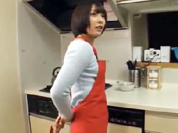 ナンパされた素人娘がマジックミラー号で早漏クンをトレーニング!!