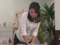 客ペニスに人妻マッサージ嬢発情→普通の店にゴムがあるわけもなくコンドーム非装着の性交→女性器の奥へ射精!!