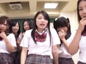 美少女女子校生に馬鹿にされながら包茎肉棒をシゴかれるマゾヒズム性癖の男子