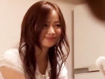 ワイセツ顔巨乳のお姉さんに性的に誘われて辛抱出来ず彼女がいる隣の部屋で不貞交尾