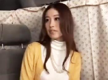 ブランド好きなセレブ人妻が軟派男と中出し密通性交