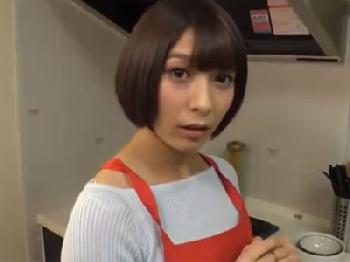 エプロンを着用して料理をしてくれる美女に欲情→ごはん放置で強烈な性行為