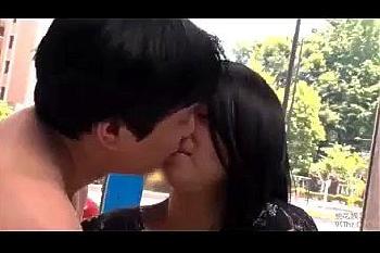 マジックミラー号の外に夫がいる状況で巨根男と素股ディープキスから背面騎乗位で性行為する若妻