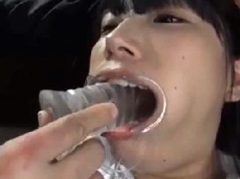 イラマ地獄!!女子校生がむせ返ろうがお構いなし!!喉奥に何度も精液を植え付ける連続フェラ