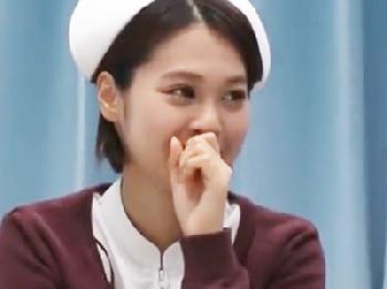 包茎肉棒に悩む患者の早漏改善に協力するとても綺麗な白衣の天使