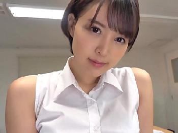 人妻教師に性的に誘われて教室SEX