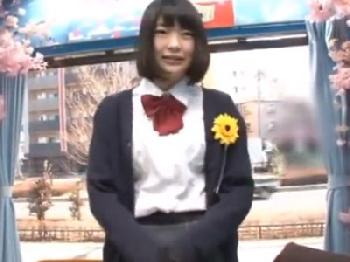 半分アウトな卒業したて女子校生をマジックミラー号に連れこんで顔面射精性交!!