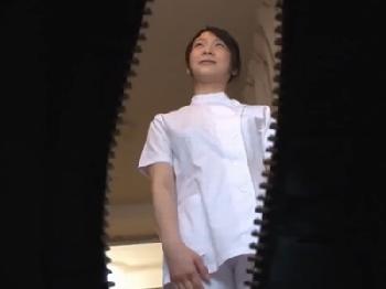 完全にフル勃起させてしまった責任をとってマッサージ師が避妊具なしの性行為