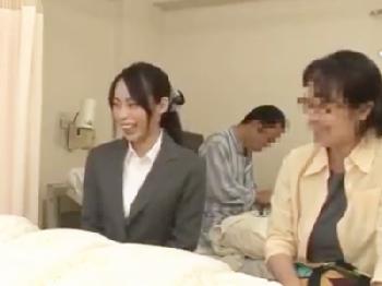 入院中の従兄弟のお見舞いに来た叔母→動けない事を良い事に出し抜けにペニス跨り腰振り性行為!!