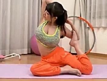 誰が見ても揉みたくなる爆乳お姉さんとの汗だくヨガレッスンW