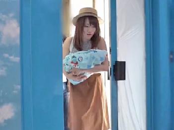 子供を抱えてマジックミラー号に乗車した人妻がご無沙汰巨根に魅了されて浮気性交