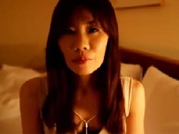 他人棒に出されてタバコを一服してご満悦の素人熟女