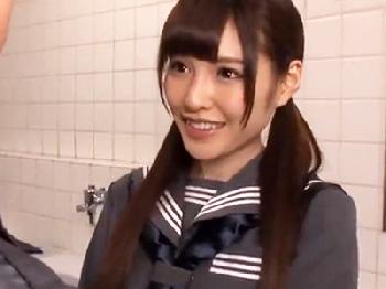 清楚で可愛い美少女女子校生がムラっときたハゲジジイに便所で犯されて精液ぶっかけ