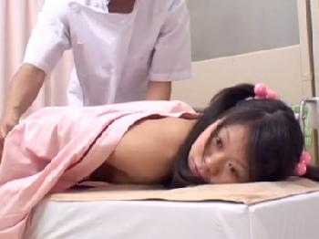 童顔娘が変態マッサージ師に挿入される成り行きを撮影