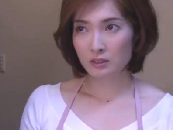 一見優等生そうな人妻が浮気相手の肉棒に夢中になってしまう