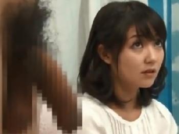 あまりの巨根に手コキだけのはずがコンドーム非装着の膣内射精交尾許した素人さん