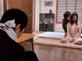 拘束された夫の目の前で犯され激アクメする人妻