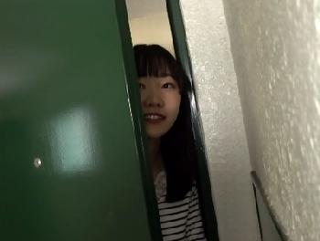 素人宅に突撃訪問!!ノーと言えない美少女がその場で挿入されW