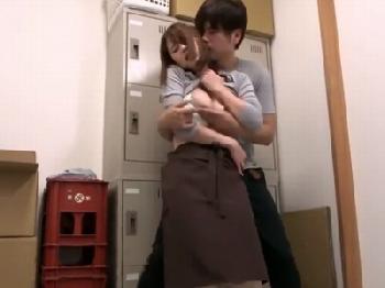 新人巨乳パートにピッタリ制服をワザと着させて更衣室性的暴行する冷血な店主