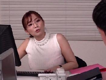 会社ではバリバリ仕事をこなす理想の女性上司→そんな爆乳女性会社員と終電を逃して2人きりに