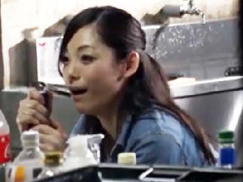 とても綺麗な熟女が学生とのバーベキューで酒で深酔いして年下肉棒を貪る成り行きを撮影