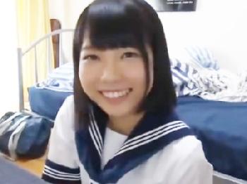 エロティックな事に魅力を感じている男子がクラスの女子を部屋に招き挿入成功W