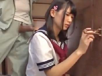 留守番中の女子校生に中出し性暴行敢行する卑劣な男