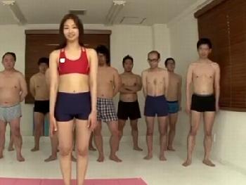 素人くんに次々ぶっかけられる美女!!精液塗れになった顔でも舐めるのをヤメないマゾヒスト女子