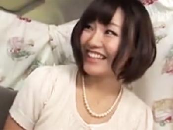 簡単に股を開くビッチな巨乳人妻に寝取り中出し!!