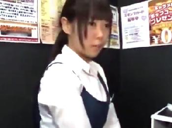 ネットカフェの悪質なクレーマーに脅されて強引に股間の穴に直接射精される美少女店員