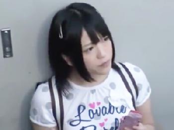 隣りに住んでるミニ系娘をお菓子で官能的に誘いパイパン膣を自分専用肉欲便所に!!