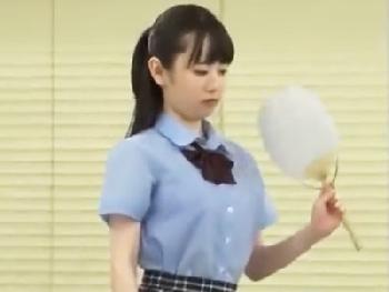 暑くてブラを外したのに誘っていると勘違いされ挿入された色白女子校生