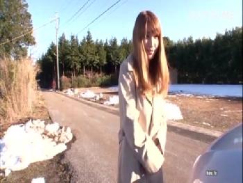 露出にムラっとくる猥褻お姉さんが裸にコートでSEXする