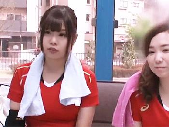 ママさんバレー帰りの健康ボディ若妻2人をまとめて挿入