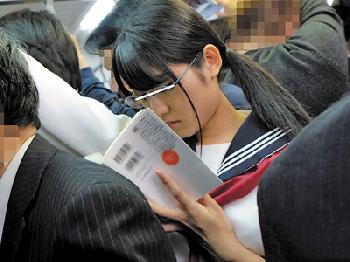 恐怖に声も出せない女子校生や女性会社員が痴漢に乳首を捏ねくり回され唾液を垂らして絶頂