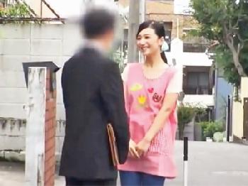 保育園のとても綺麗な女性教諭が生徒のパパと密通交尾!!