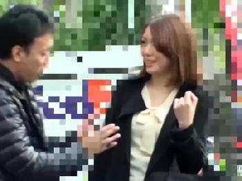 避妊具未装着で膣内射精に絶叫のマダム