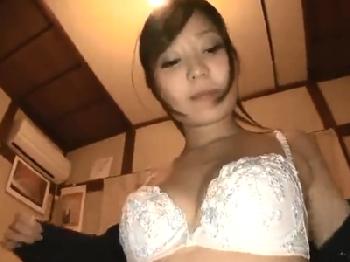 笑顔の可愛いお姉さんに避妊具なしで挿入射精