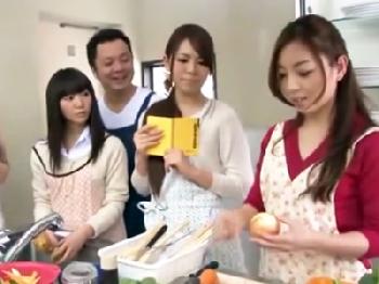 料理教室内の時間を止め順番に挿入挿入していく冷血男W