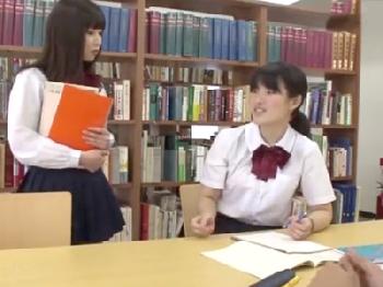 彼女の友人が机の下で痴女ってきたので避妊具なしの性行為