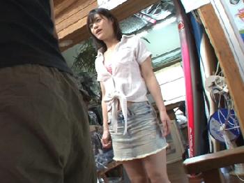 サーフショップで働くとても綺麗な女性店員を客を装い激しい性的暴行